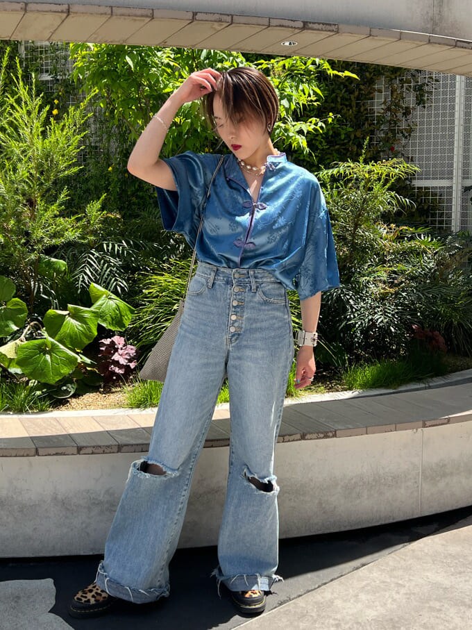 ブルー系のデニムパンツ、ホワイト系のキャミソール、ブルー系のシャツ/ブラウスを着用したレディースの春コーディネートの5枚目の写真