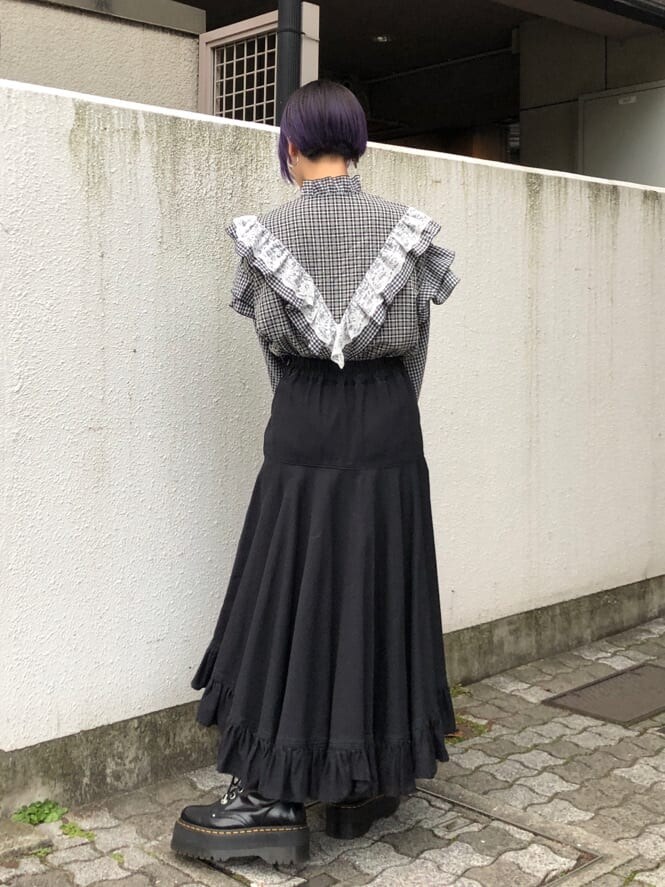 ブラック系のシャツ/ブラウス、ブラック系のスカート、ブラック系のライダースジャケットを着用したレディースの冬コーディネートの3枚目の写真