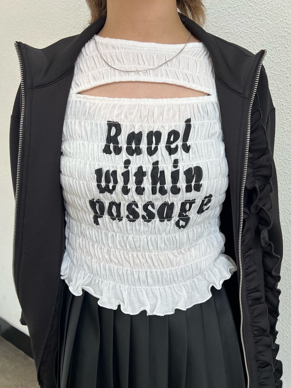 ブラック系のジャージ、ブラック系のパンプス、ブラック系のスカートを着用したレディースの春コーディネートの7枚目の写真