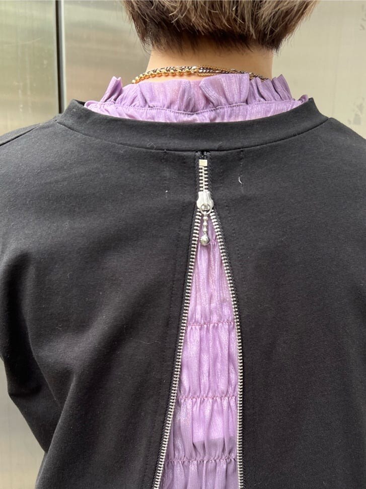 ブルー系のデニムパンツ、ホワイト系のハンドバッグ、パープル系のTシャツ/カットソーを着用したレディースの夏コーディネートの8枚目の写真
