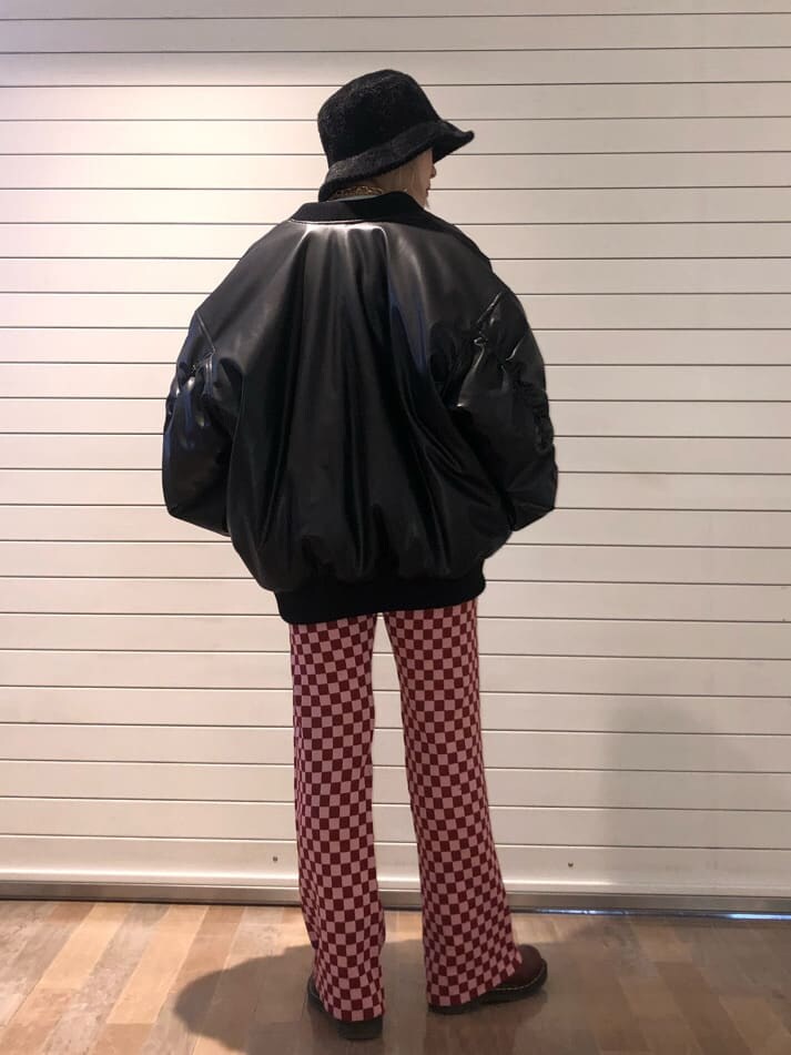 ブラック系のMA-1、ホワイト系のスウェット、レッド系のその他パンツを着用したレディースの秋コーディネートの3枚目の写真