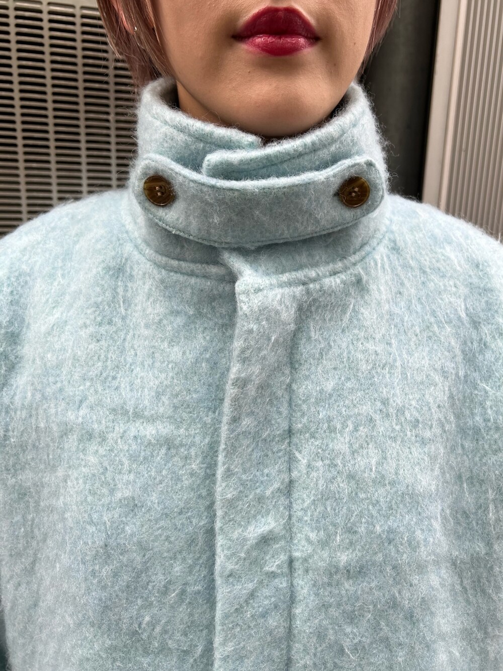 ブルー系のその他アウター、ホワイト系のその他パンツ、ブラック系のブーツを着用したレディースの秋コーディネートの9枚目の写真