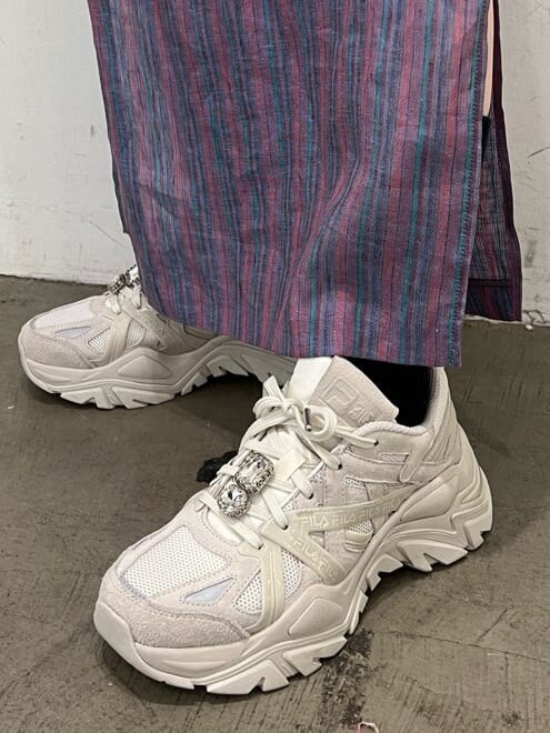 ブラック系のTシャツ/カットソー、ホワイト系のTシャツ/カットソー、その他のスカートを着用したレディースの夏コーディネートの10枚目の写真