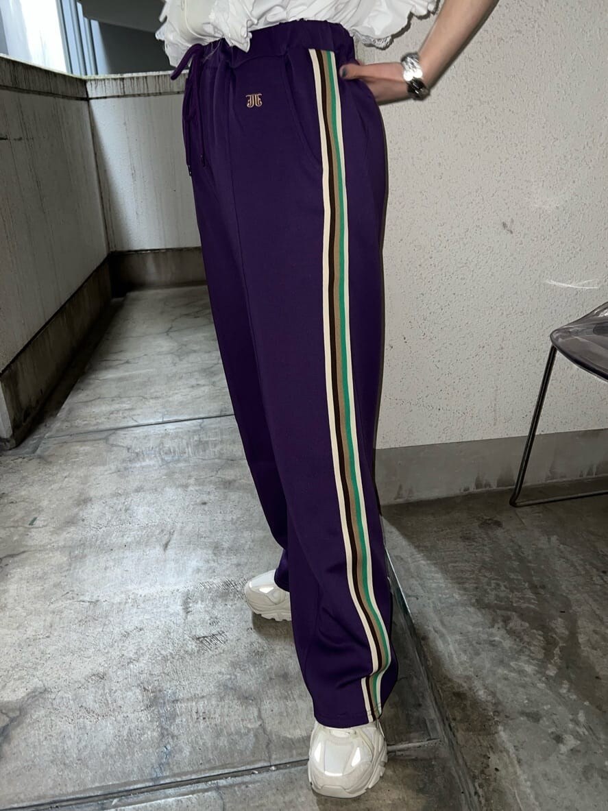 ベージュ系のキャミソール、ホワイト系のシャツ/ブラウス、パープル系のその他パンツを着用したレディースの夏コーディネートの9枚目の写真