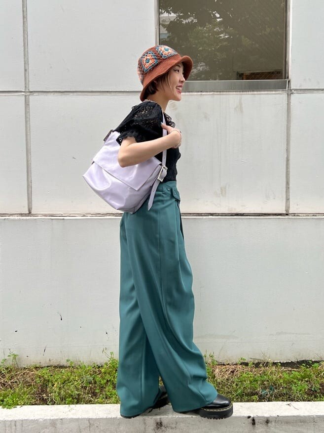 ブラック系のブーツ、ブラック系のキャミソール、パープル系のハンドバッグを着用したレディースの夏コーディネートの4枚目の写真