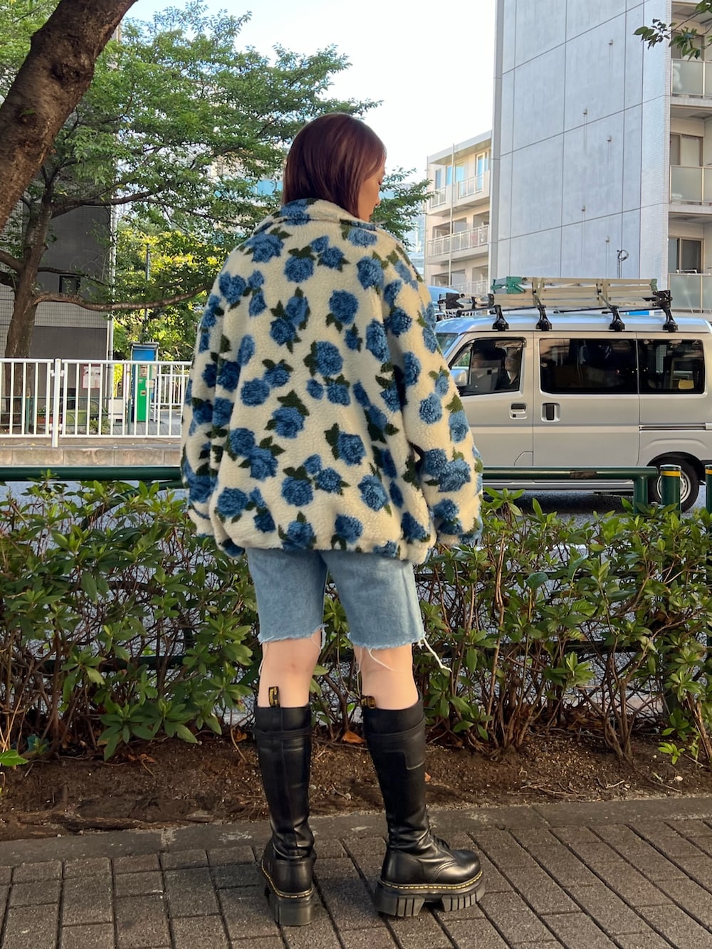 ブラック系のTシャツ/カットソー、ホワイト系のブルゾン、ブラック系のブーツを着用したレディースの夏コーディネートの5枚目の写真