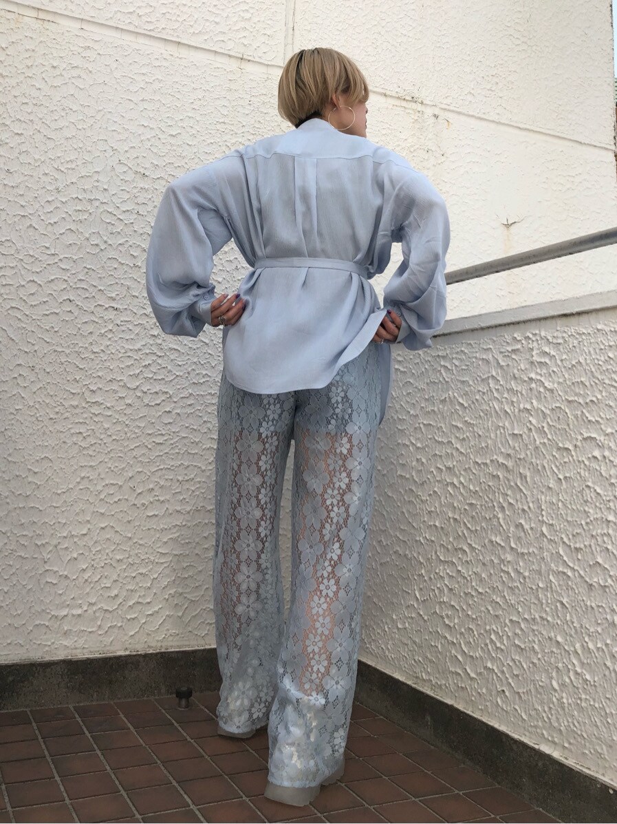 ホワイト系のブーツ、ブルー系のシャツ/ブラウス、ホワイト系のTシャツ/カットソーを着用したレディースの春コーディネートの3枚目の写真