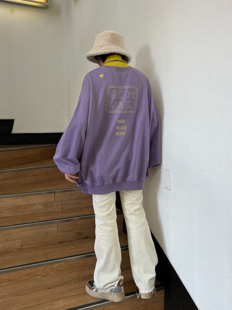 イエロー系のニット/セーター、パープル系のスウェット、ホワイト系のその他パンツを着用したレディースの秋コーディネートの4枚目の写真