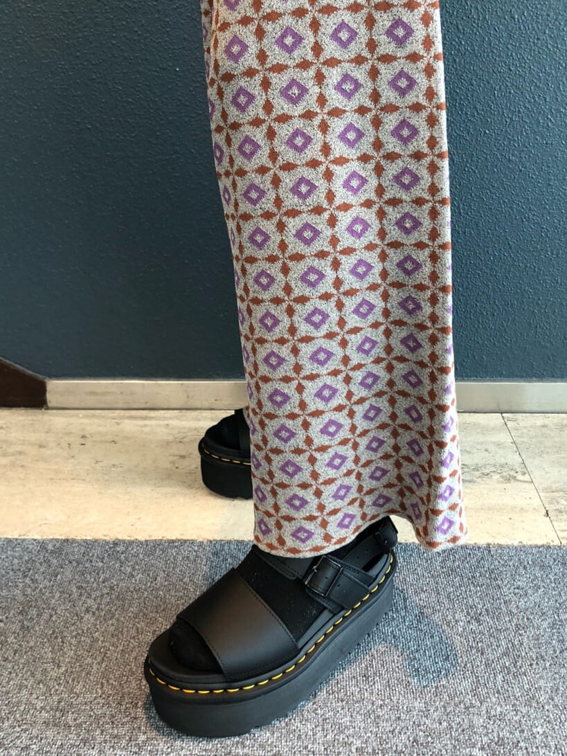 パープル系のTシャツ/カットソー、ブラック系のキャミソール、グレー系のその他パンツを着用したレディースの夏コーディネートの8枚目の写真