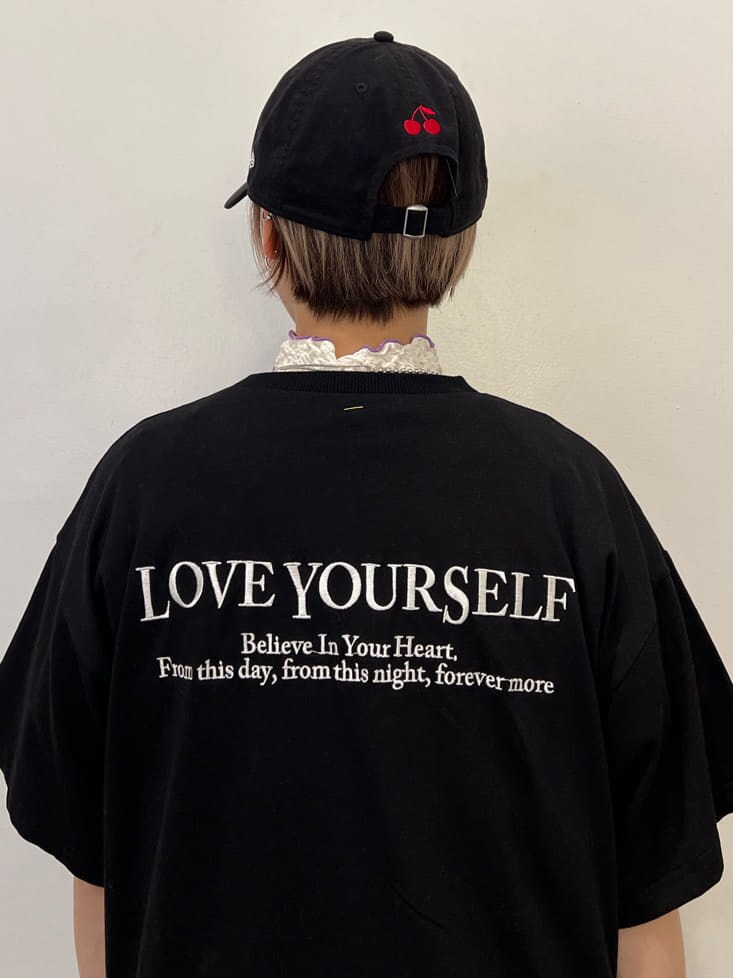 ブラック系のTシャツ/カットソー、ホワイト系のTシャツ/カットソー、その他のスカートを着用したレディースの夏コーディネートの8枚目の写真