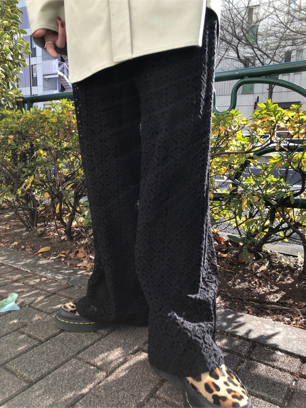 グリーン系のシャツ/ブラウス、ブラック系のスラックスを着用したレディースの春コーディネートの10枚目の写真