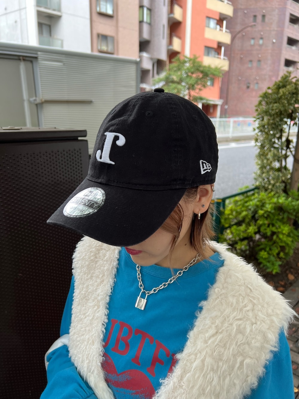 ブルー系のTシャツ/カットソー、ホワイト系のベスト、ホワイト系のハンドバッグを着用したレディースの冬コーディネートの7枚目の写真