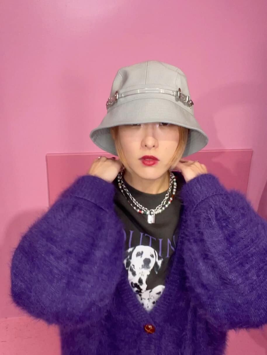 ブラック系のデニムパンツ、ブラック系のデニムパンツ、ブラック系のその他シューズを着用したレディースの秋コーディネートの9枚目の写真