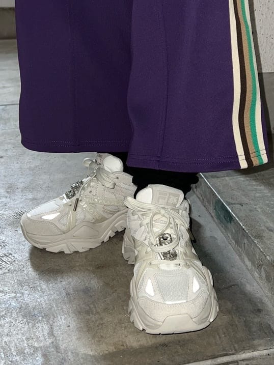 ベージュ系のキャミソール、ホワイト系のシャツ/ブラウス、パープル系のその他パンツを着用したレディースの夏コーディネートの10枚目の写真