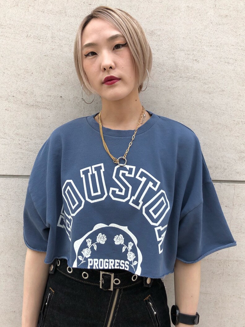 ブラック系のブーツ、ブルー系のワンピース、ブラック系のデニムパンツを着用したレディースの夏コーディネートの6枚目の写真