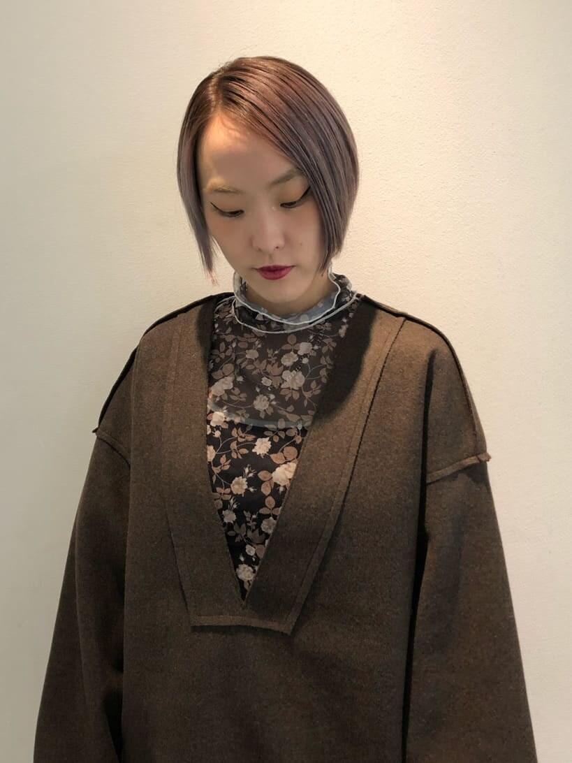 ブラック系のトートバッグ、ブラック系のTシャツ/カットソー、ブラック系のその他パンツを着用したレディースの夏コーディネートの6枚目の写真