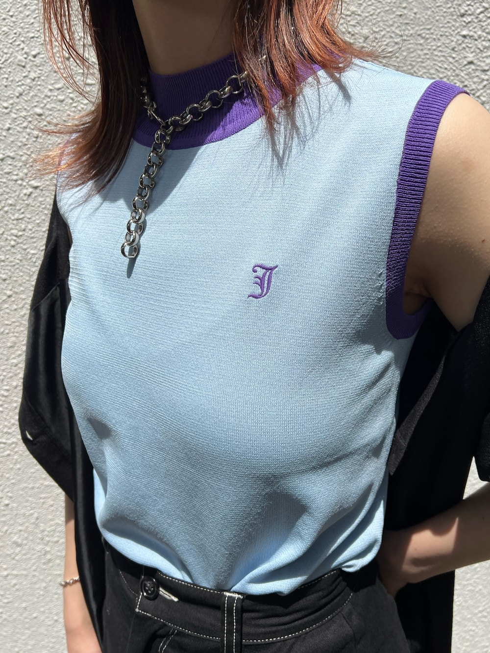 ブラック系のワンピース、ブラック系のその他パンツ、ブラック系のブーツを着用したレディースの夏コーディネートの8枚目の写真