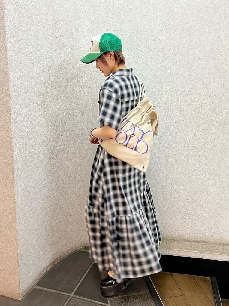 その他のワンピース、ホワイト系のバックパック/リュック、ホワイト系のその他パンツを着用したレディースの夏コーディネートの3枚目の写真