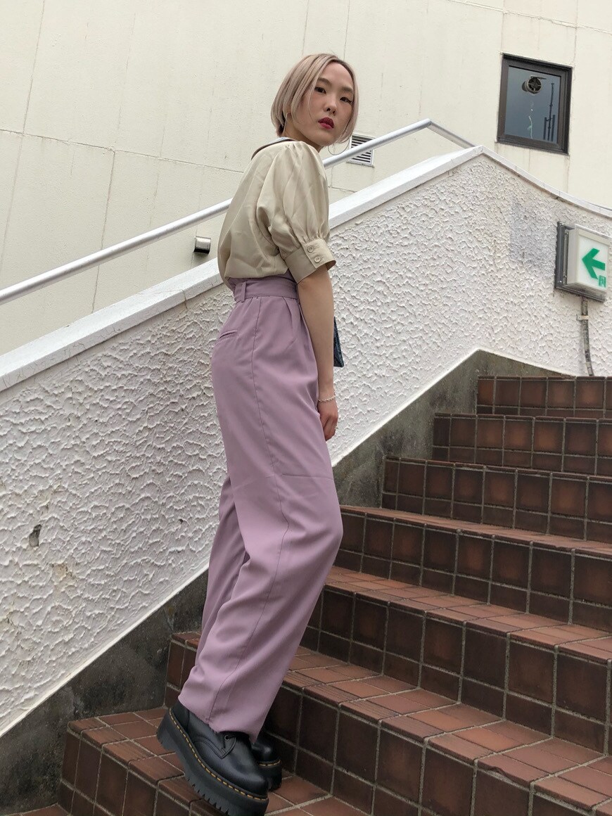 ホワイト系のシャツ/ブラウス、パープル系のその他パンツ、その他の財布を着用したレディースの春コーディネートの4枚目の写真