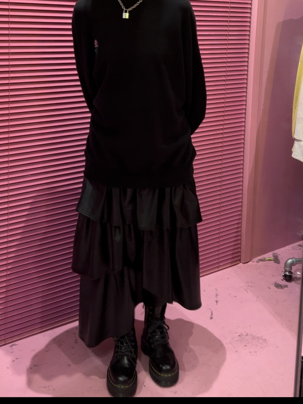 ブラック系のTシャツ/カットソー、ブラック系のスカート、ブラック系のブーツを着用したレディースの秋コーディネートの3枚目の写真