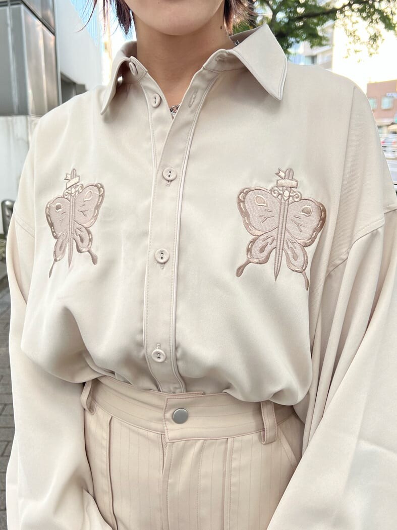 ブラック系のブーツ、ホワイト系のシャツ/ブラウス、ホワイト系のスカートを着用したレディースの秋コーディネートの8枚目の写真