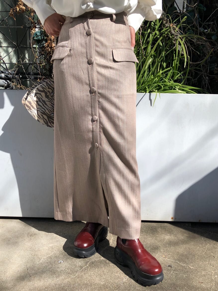 ホワイト系のシャツ/ブラウス、ベージュ系のスカート、その他のショルダーバッグを着用したレディースの春コーディネートの9枚目の写真