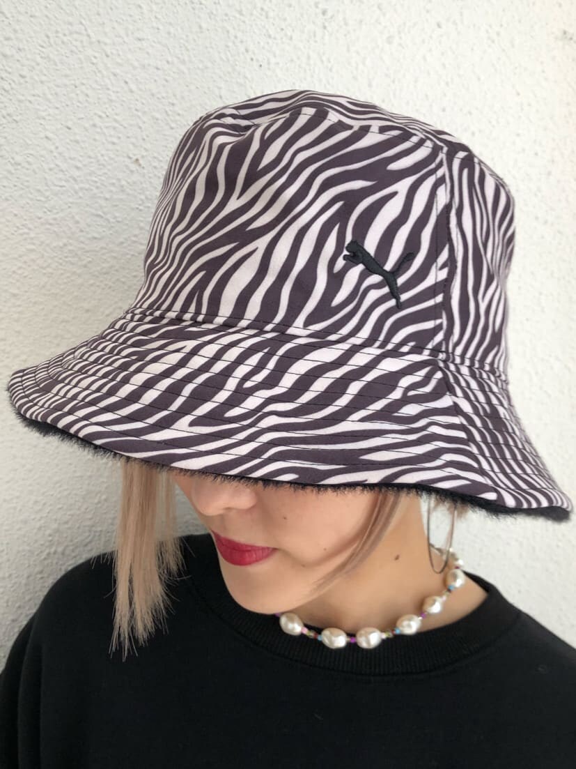 ホワイト系のデニムパンツ、ブラック系のスウェット、ブラック系のハットを着用したレディースの秋コーディネートの8枚目の写真