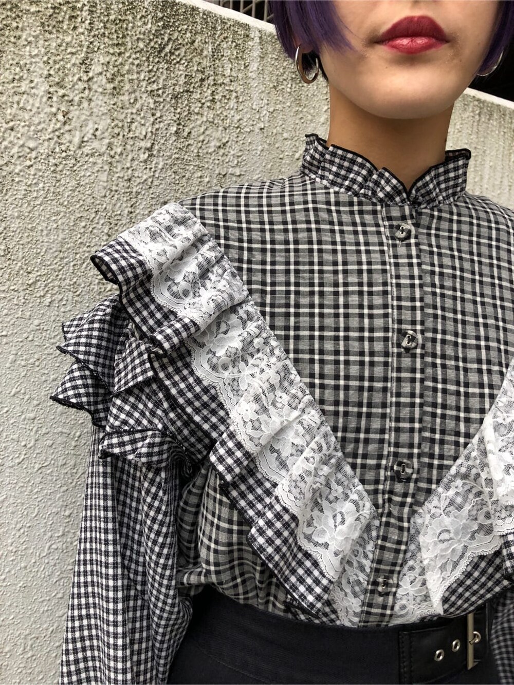 ブラック系のシャツ/ブラウス、ブラック系のスカート、ブラック系のライダースジャケットを着用したレディースの冬コーディネートの7枚目の写真