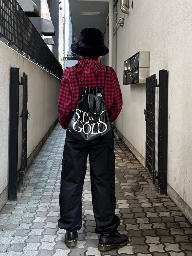 ブラック系のバックパック/リュック、レッド系のシャツ/ブラウス、ブラック系のカーゴパンツを着用したレディースの秋コーディネートの4枚目の写真