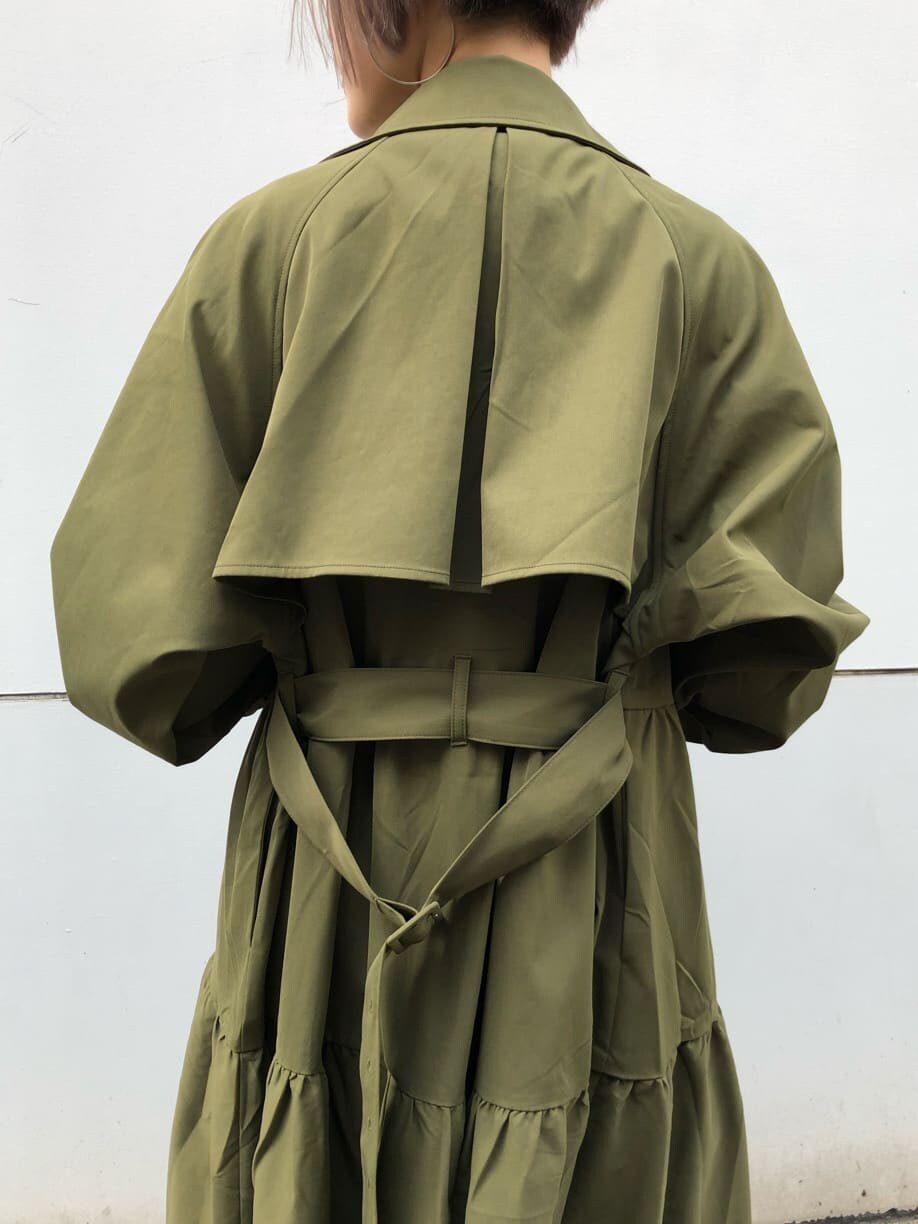 ブラック系のブーツ、ベージュ系のワンピース、ブラック系のその他パンツを着用したレディースの夏コーディネートの8枚目の写真