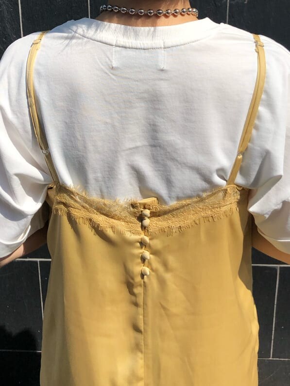 ブラック系のブーツ、グリーン系のワンピース、ホワイト系のTシャツ/カットソーを着用したレディースの夏コーディネートの7枚目の写真