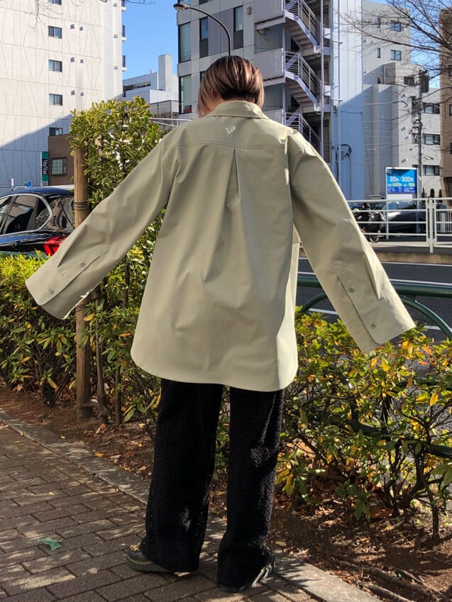 グリーン系のシャツ/ブラウス、ブラック系のスラックスを着用したレディースの春コーディネートの5枚目の写真