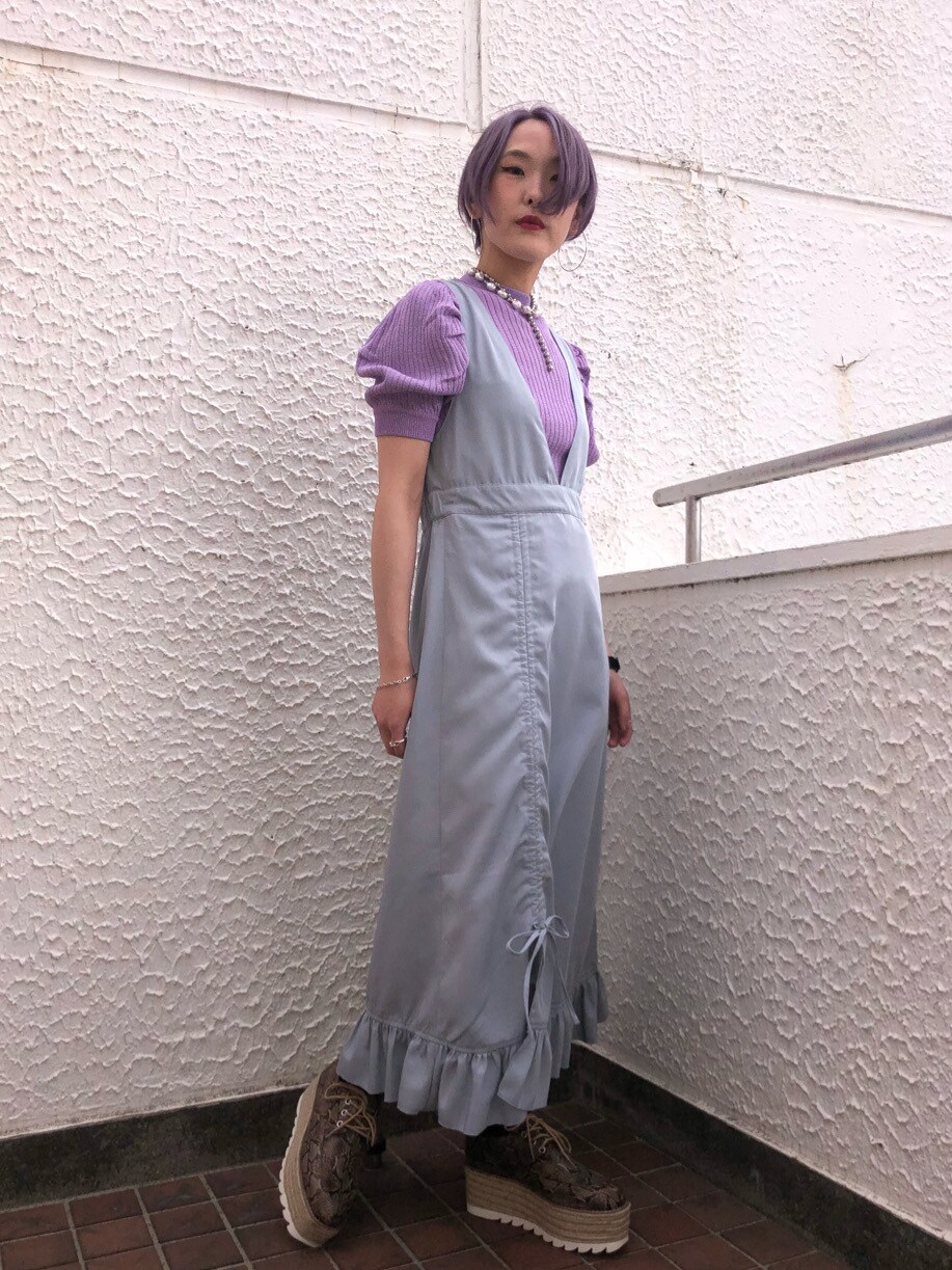 その他のローファー、ブルー系のワンピース、パープル系のニット/セーターを着用したレディースの春コーディネートの9枚目の写真