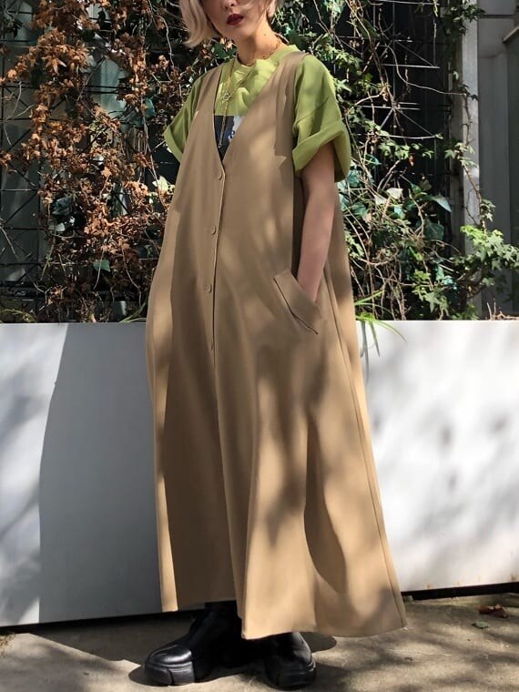 その他のその他パンツ、ベージュ系のジャンパースカート、グリーン系のTシャツ/カットソーを着用したレディースの春コーディネートの4枚目の写真