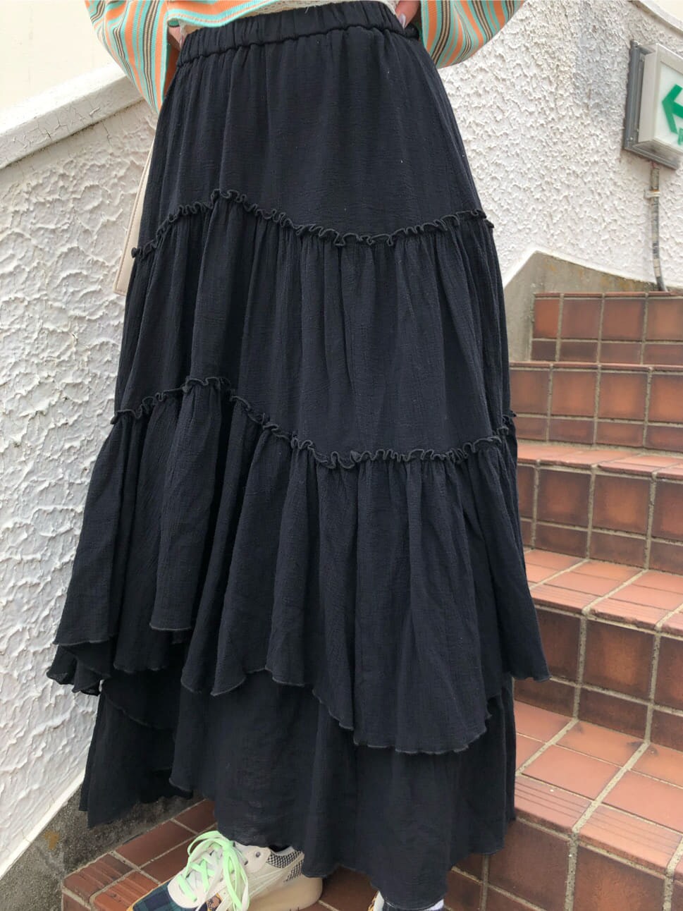 ブラック系のスカート、その他のTシャツ/カットソーを着用したレディースの秋コーディネートの8枚目の写真