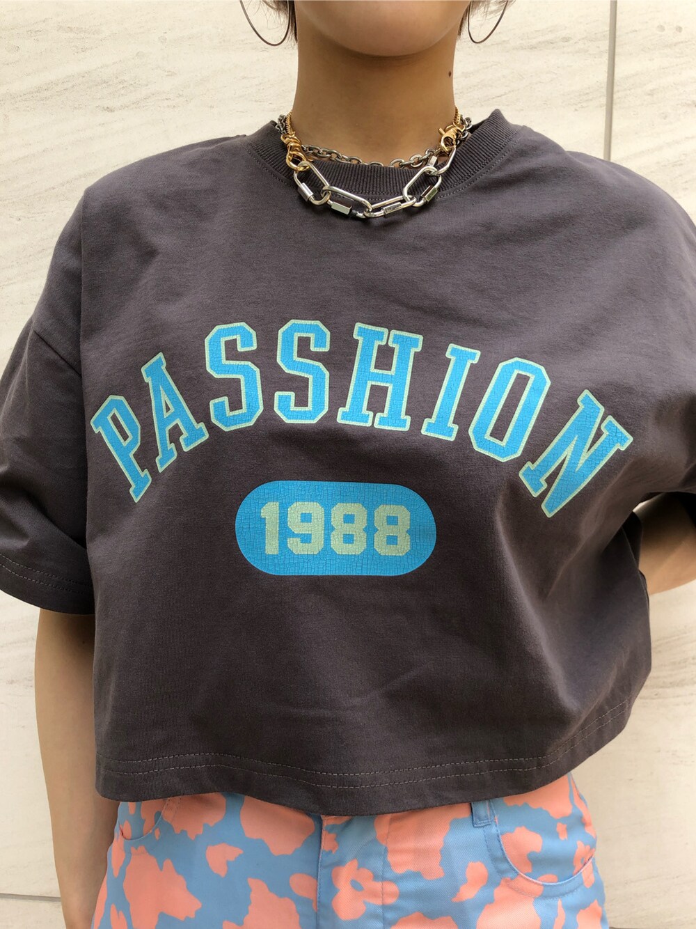 ブラック系のTシャツ/カットソー、ホワイト系のブーツ、ブルー系のその他パンツを着用したレディースの夏コーディネートの5枚目の写真