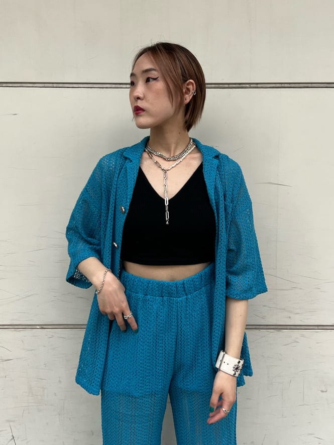 ブラック系のキャミソール、ブルー系のその他パンツ、ブルー系のシャツ/ブラウスを着用したレディースの夏コーディネートの6枚目の写真