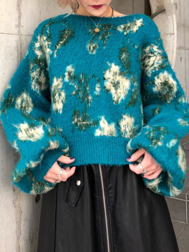 ブラック系のセットアップ、ブルー系のカーディガン/ボレロを着用したレディースの秋コーディネートの5枚目の写真