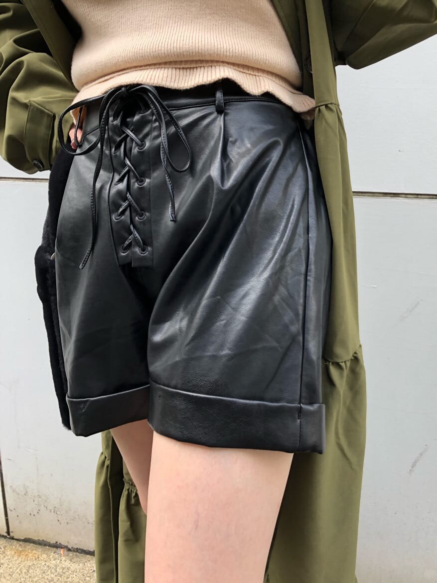 ブラック系のブーツ、ベージュ系のワンピース、ブラック系のその他パンツを着用したレディースの夏コーディネートの10枚目の写真