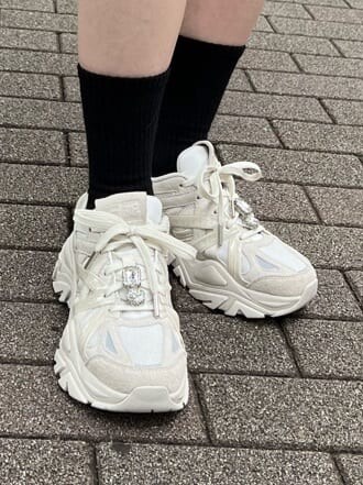 ブラック系のデニムパンツ、ホワイト系のスニーカー、パープル系のスウェットを着用したレディースの夏コーディネートの9枚目の写真