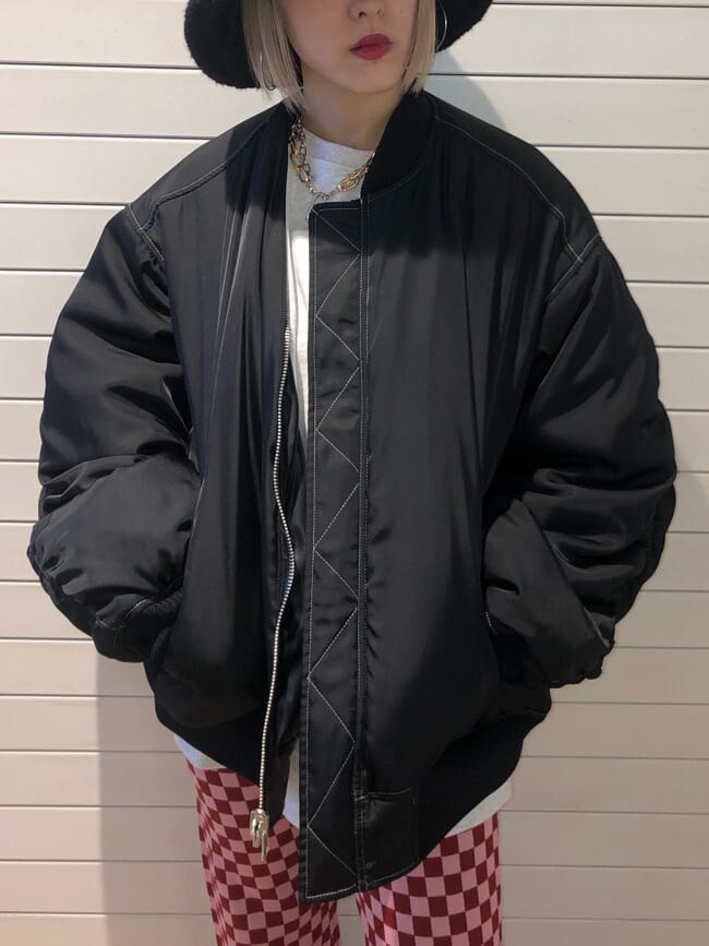 ブラック系のMA-1、ホワイト系のスウェット、レッド系のその他パンツを着用したレディースの秋コーディネートの6枚目の写真