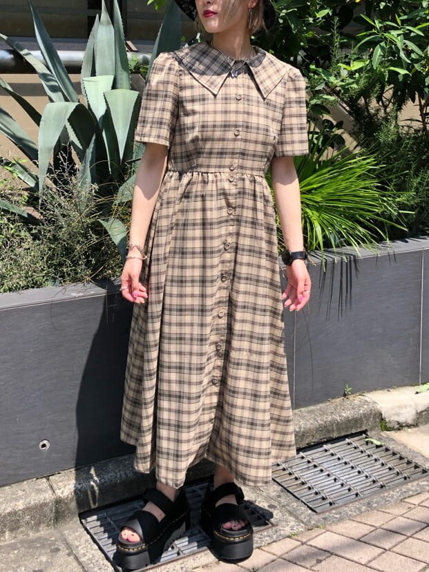 ベージュ系のワンピース、ブラック系のサンダル、ブラック系のハットを着用したレディースの夏コーディネートの5枚目の写真