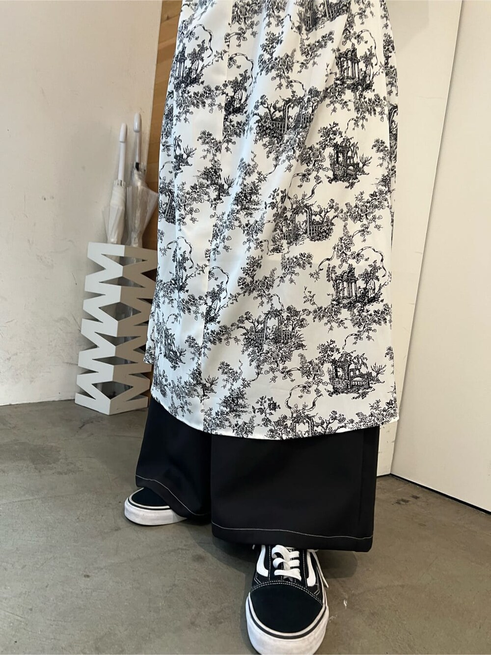 ホワイト系のワンピース、ブラック系のその他パンツ、ホワイト系のブレスレットを着用したレディースの夏コーディネートの10枚目の写真