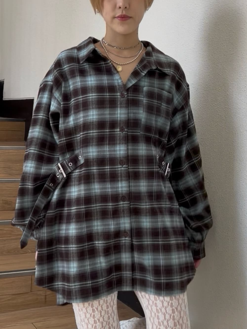 ブラウン系のシャツ/ブラウス、ホワイト系のその他パンツ、ブラック系のブーツを着用したレディースの夏コーディネートの8枚目の写真