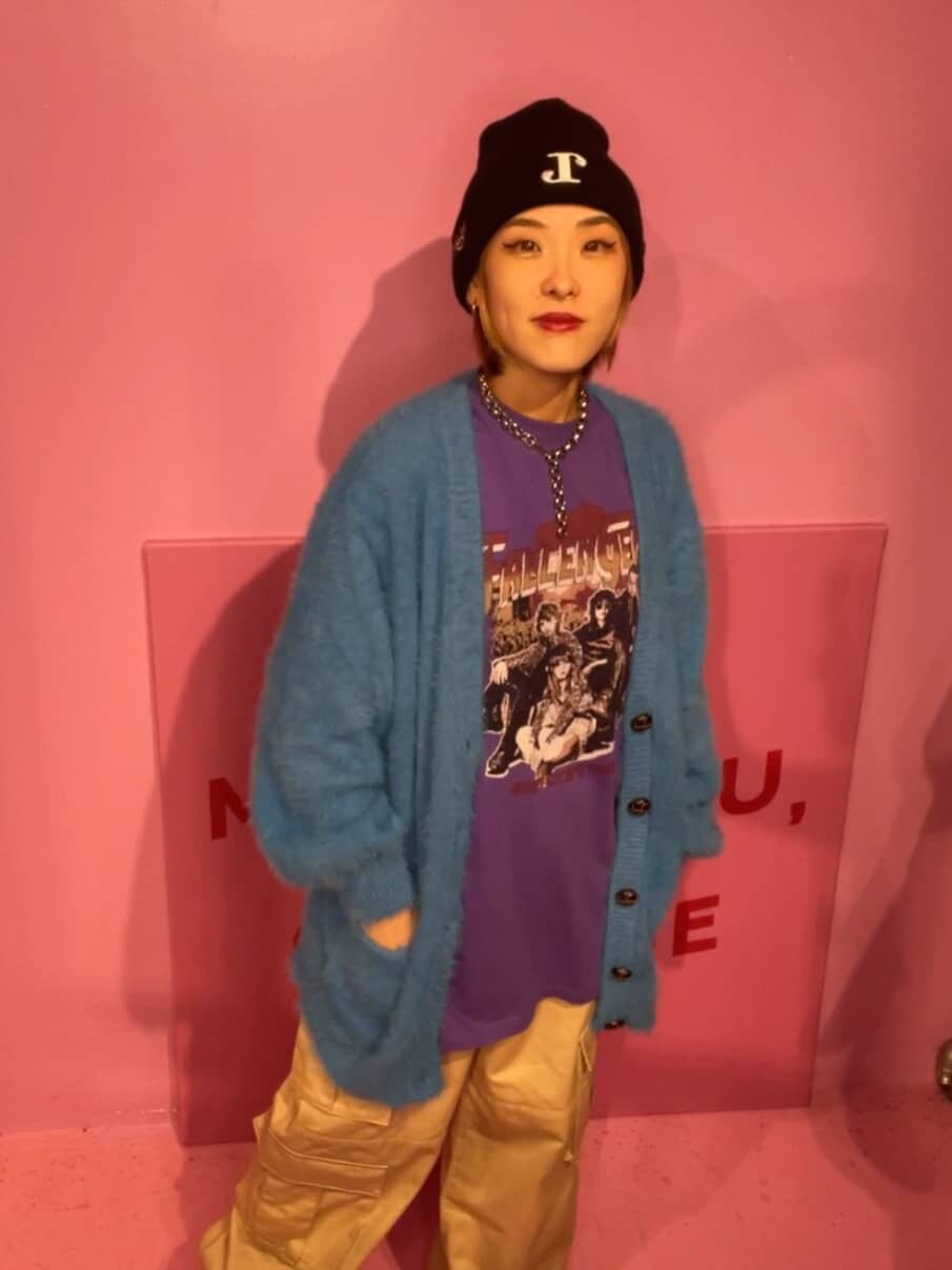 ホワイト系のカーゴパンツ、ブルー系のカーディガン/ボレロ、パープル系のTシャツ/カットソーを着用したレディースの秋コーディネートの6枚目の写真