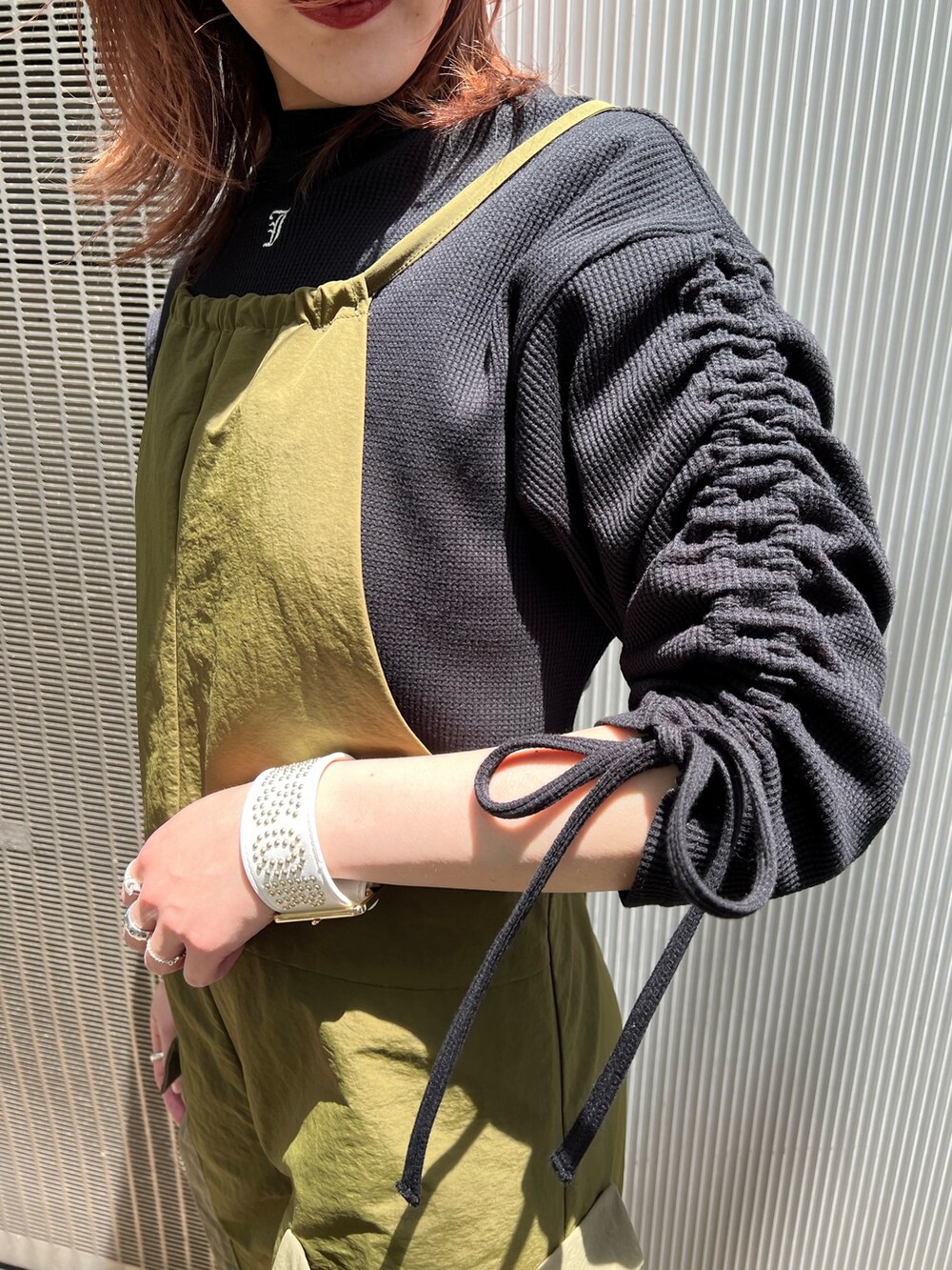 ブラック系のTシャツ/カットソー、グリーン系のサロペット/オーバーオールを着用したレディースの夏コーディネートの7枚目の写真