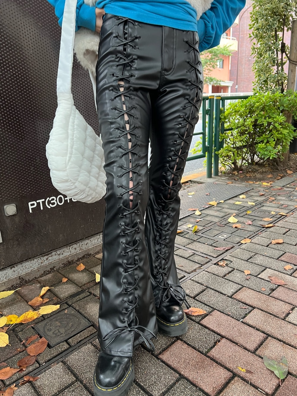 ブルー系のTシャツ/カットソー、ホワイト系のベスト、ホワイト系のハンドバッグを着用したレディースの冬コーディネートの10枚目の写真