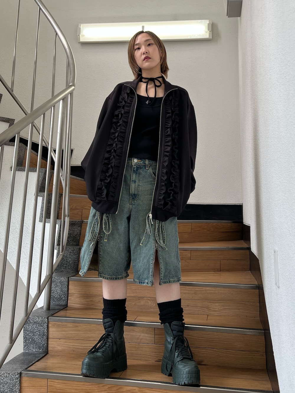 ブラック系のジャージ、ブラック系のキャミソールを着用したレディースの春コーディネートの6枚目の写真