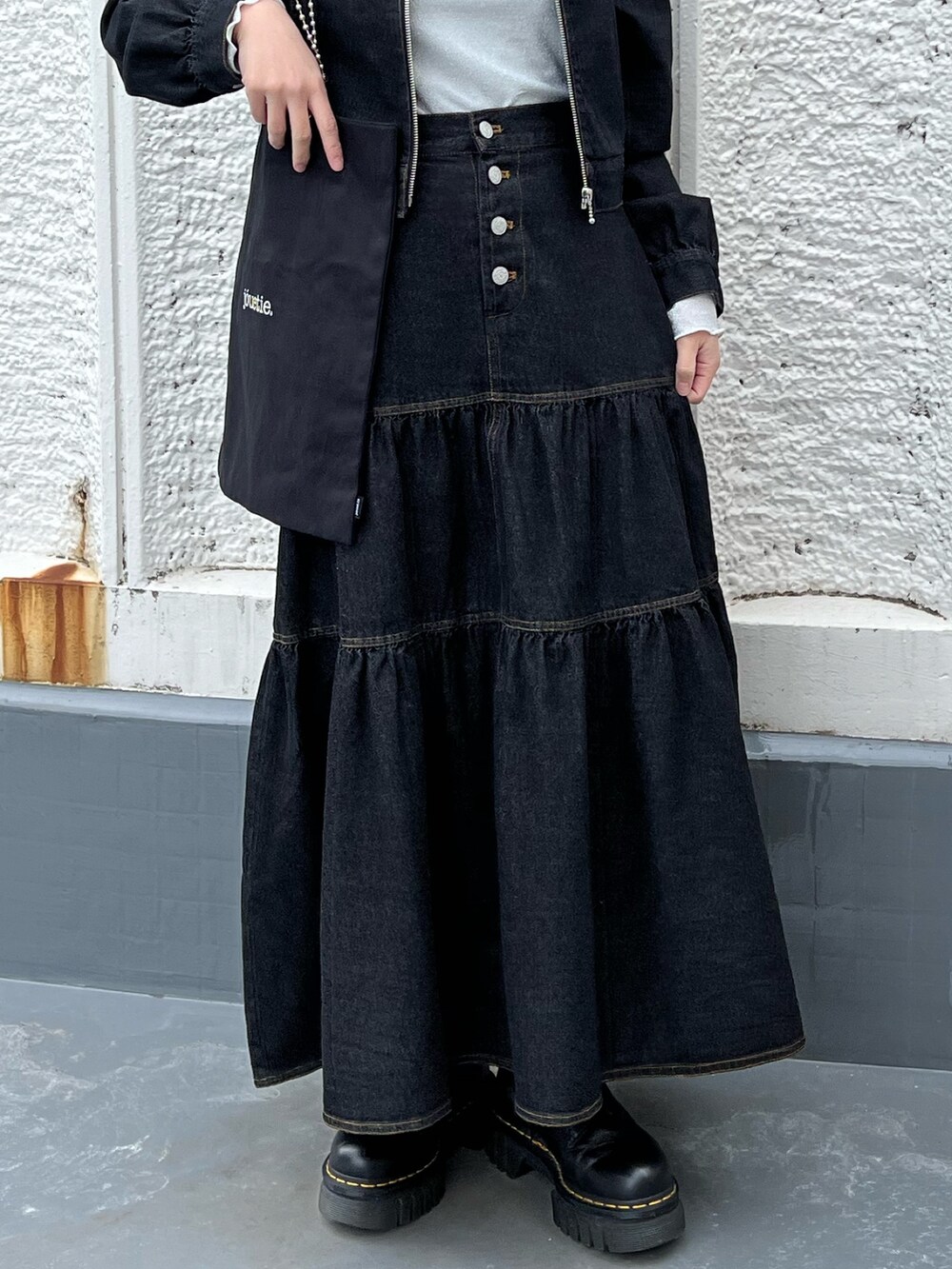 ブラック系のトートバッグ、シルバー系のTシャツ/カットソー、ブラック系のブーツを着用したレディースの春コーディネートの5枚目の写真