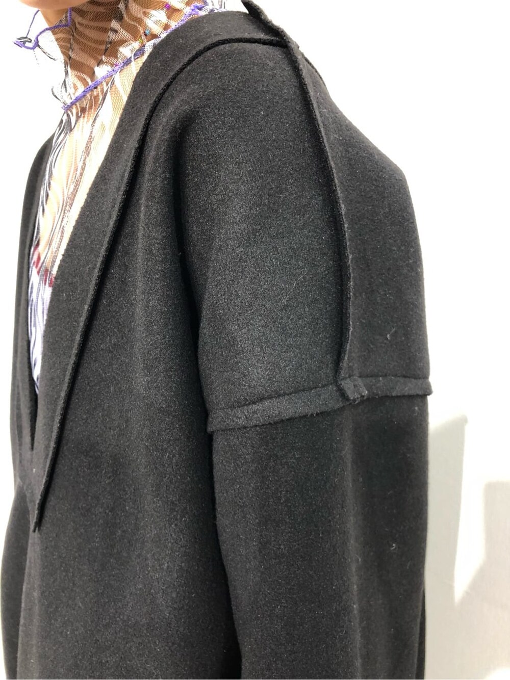 その他のTシャツ/カットソー、パープル系のキャミソール、ブラック系のスウェットを着用したレディースの秋コーディネートの8枚目の写真